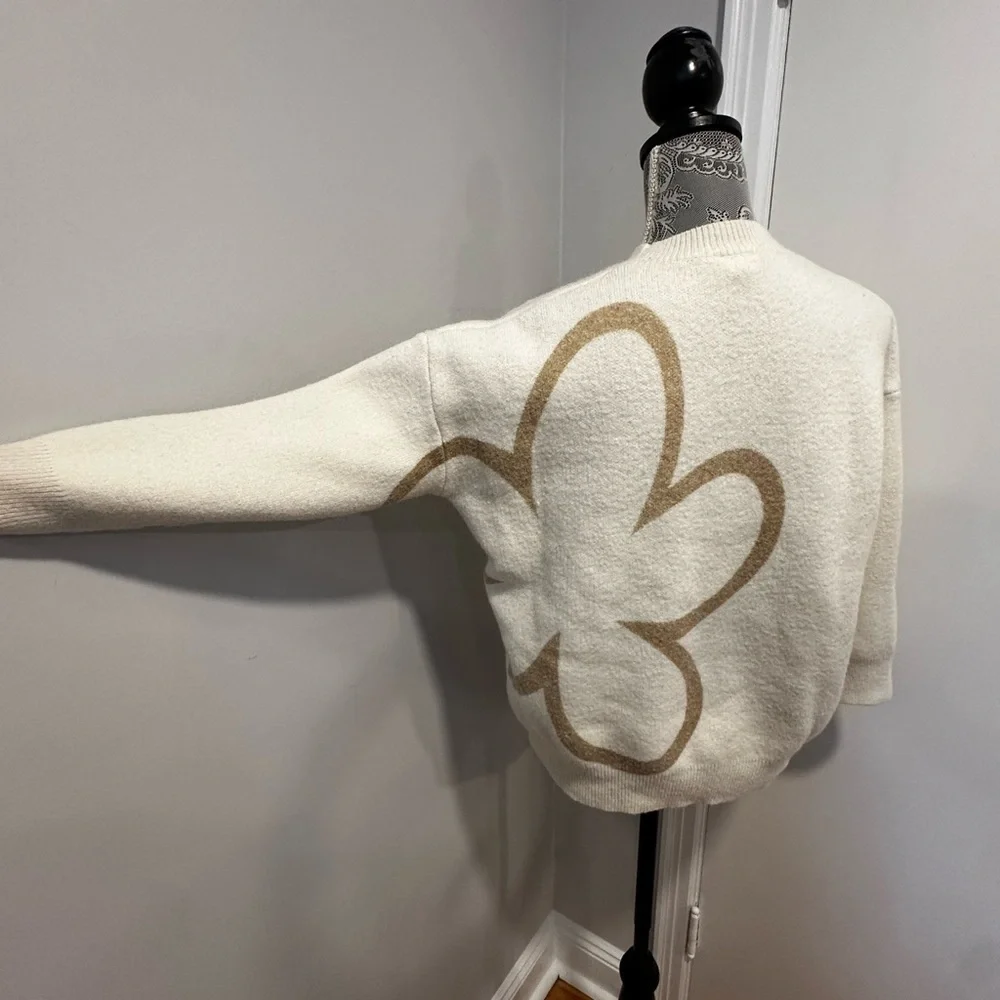 Le Lis Women’s small Cream Pullover Sweater Large Floral Daisy Outline Crew Neck